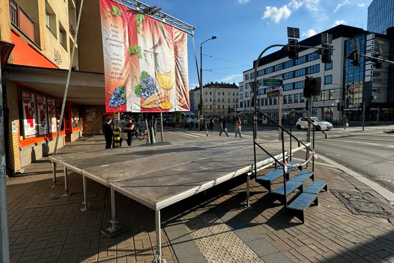 Szczecin. Otarz na Boże Ciało. Zasłonił przejście dla pieszych