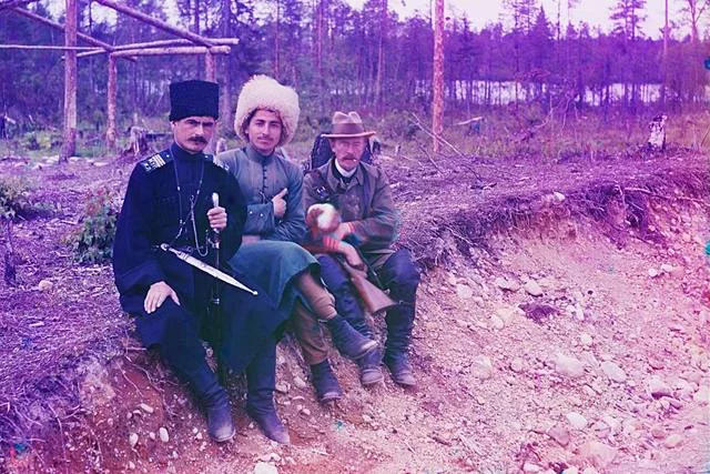 Rok 1915. Siergiej Prokudin-Gorski z prawej z dwoma mężczyznami
