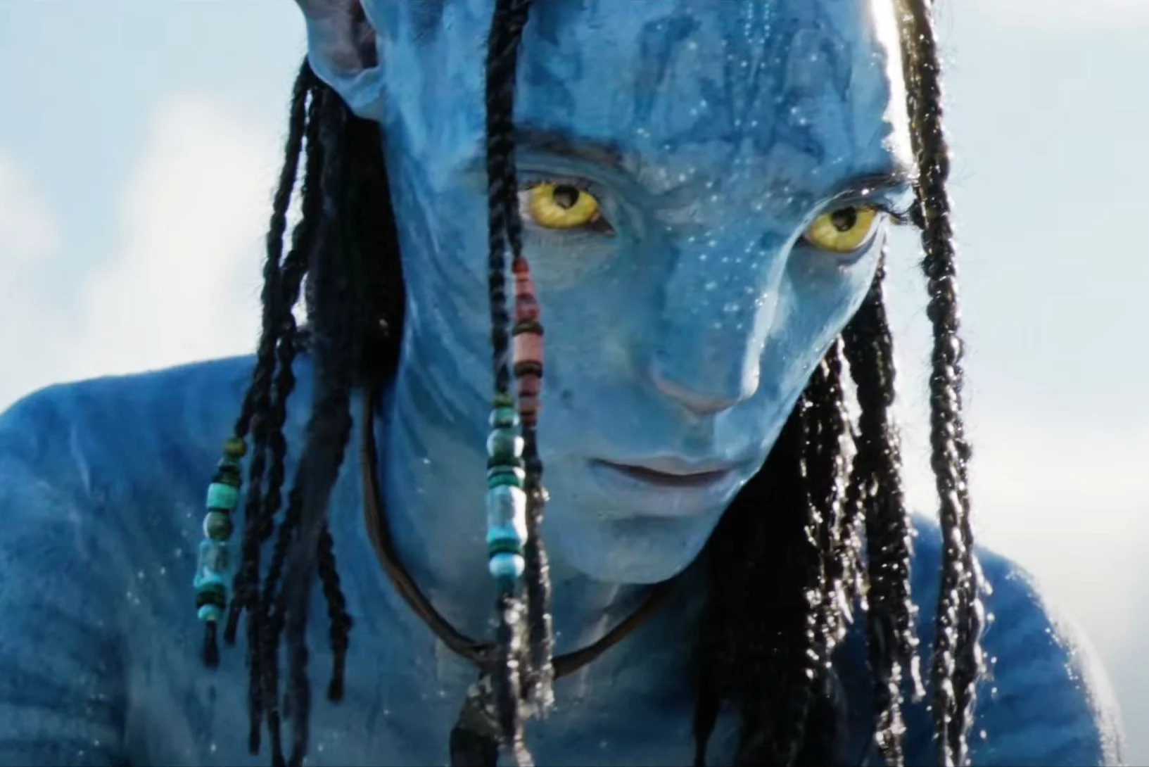 Britain Dalton jako Lo'ak w filmie "Avatar: Istota wody"