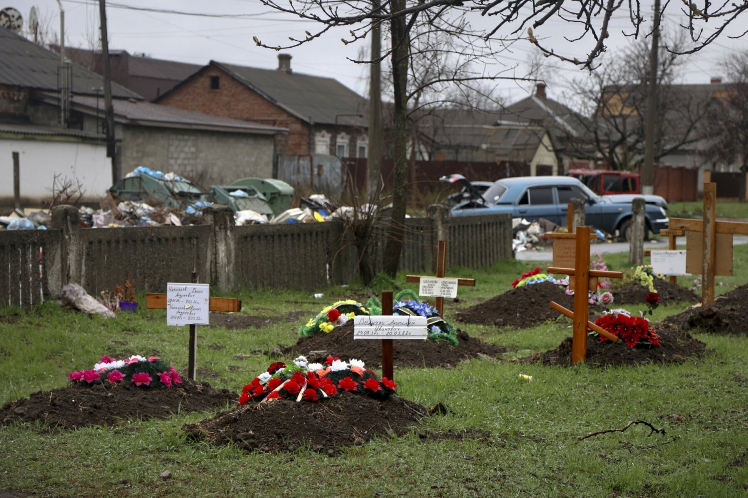 Rosjanie mają wykopywać zwłoki w Mariupolu.