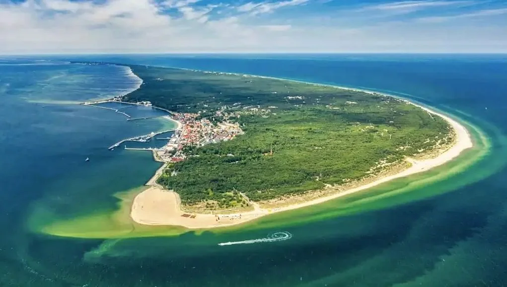 Plaże na końcu Mierzei Helskiej.