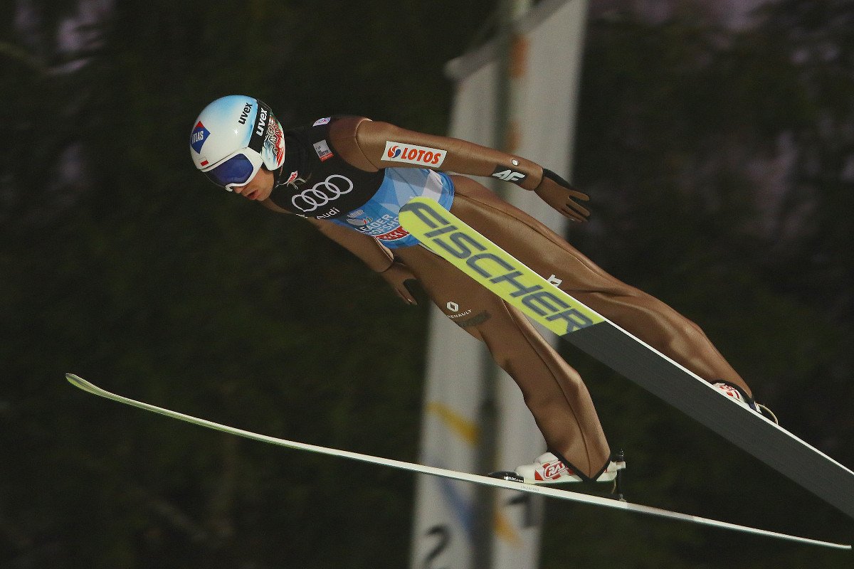 Kamil Stoch przeszedł do drugiej rundy turnieju i jest o krok od powtórzenia historycznego zwycięstwa Svena Hannawalda.