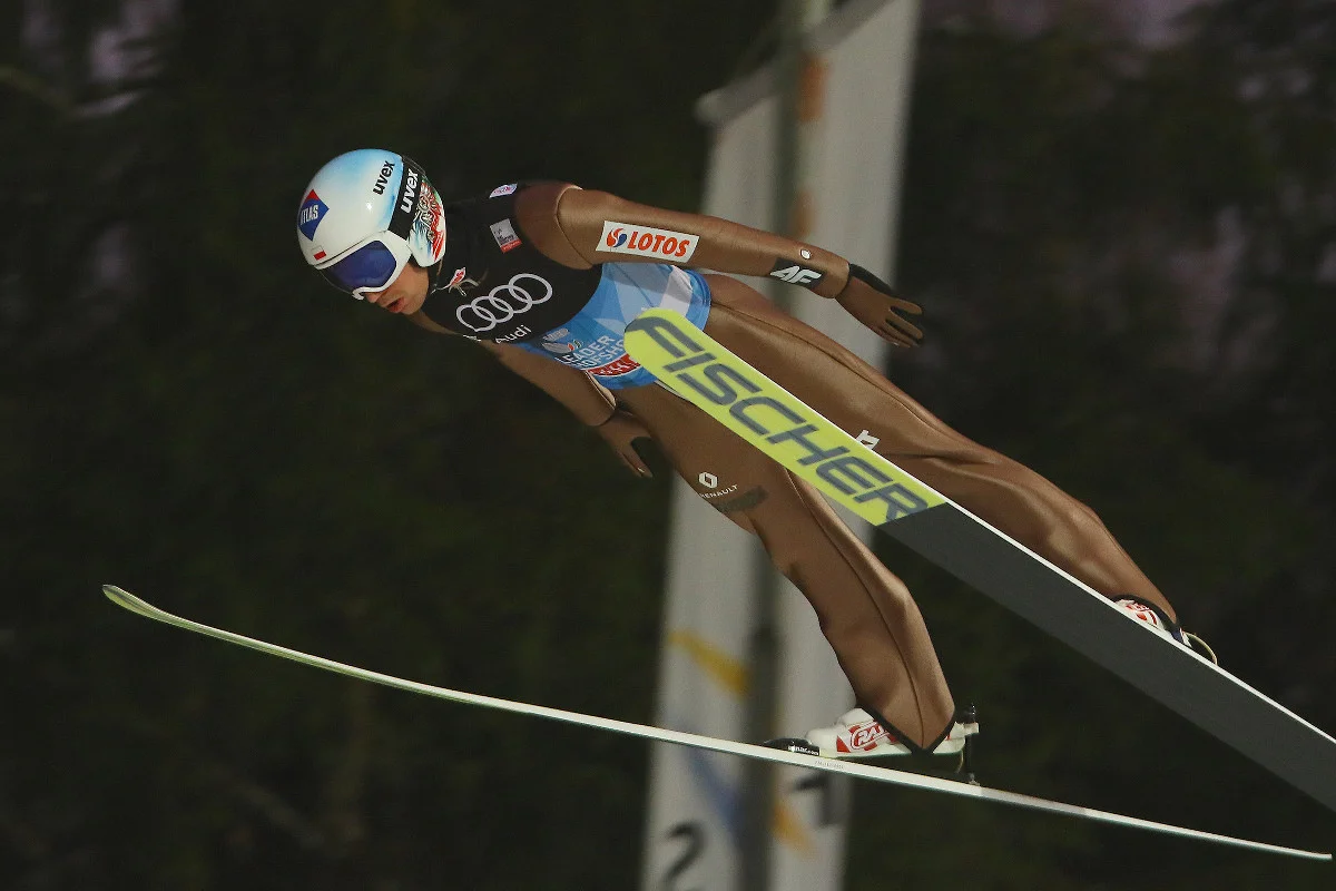 Kamil Stoch przeszedł do drugiej rundy turnieju i jest o krok od powtórzenia historycznego zwycięstwa Svena Hannawalda.