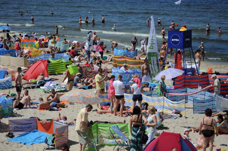 Mimo epidemii koronawirusa, nad plażach nad Bałtykiem pojawiają się tłumy turystów.