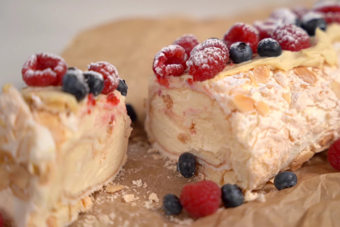 Jak zrobić roladę bezową z kremem?