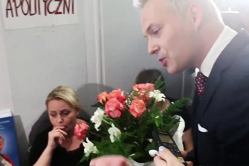 Poseł Jacek Żalek przyszedł w czwartek z kwiatami i przeprosinami do protestujących w Sejmie.