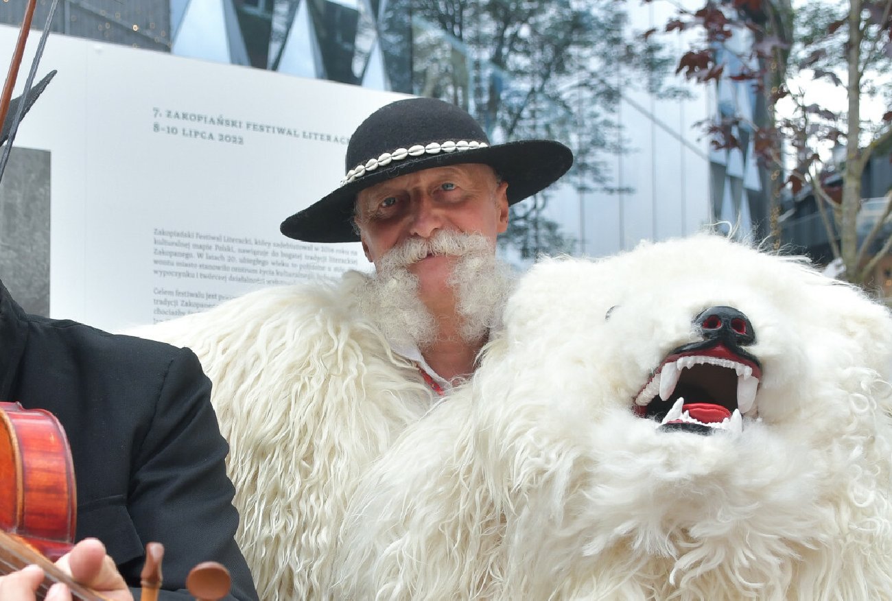 Zakopane. Prawdziwy biały miś potrzebuje pomocy. "Nie ma łatwego życia".