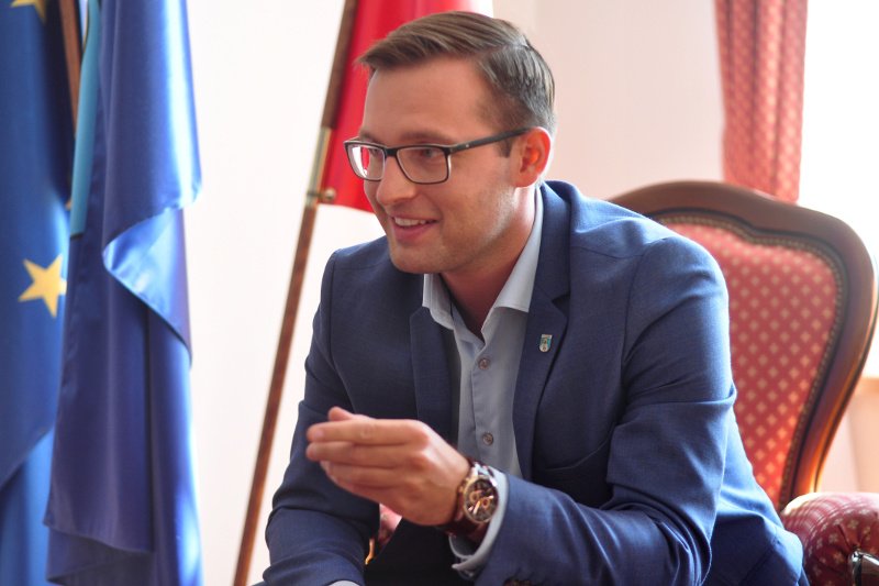 Były rzecznik prasowy PSL został w 2014 roku prezydentem Ciechanowa. Teraz o Krzysztofie Kosińskim zrobiło się głośno z powodu pomnika smoleńskiego.