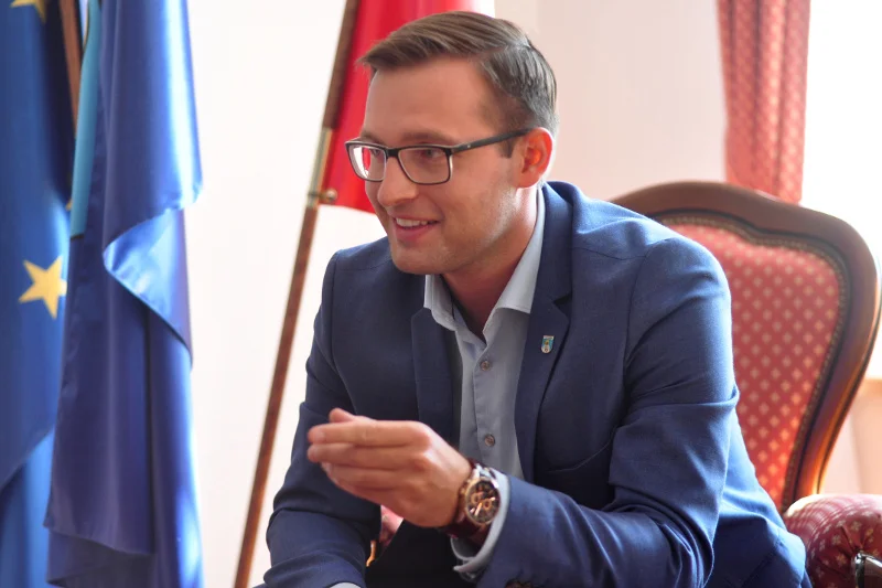 Były rzecznik prasowy PSL został w 2014 roku prezydentem Ciechanowa. Teraz o Krzysztofie Kosińskim zrobiło się głośno z powodu pomnika smoleńskiego.