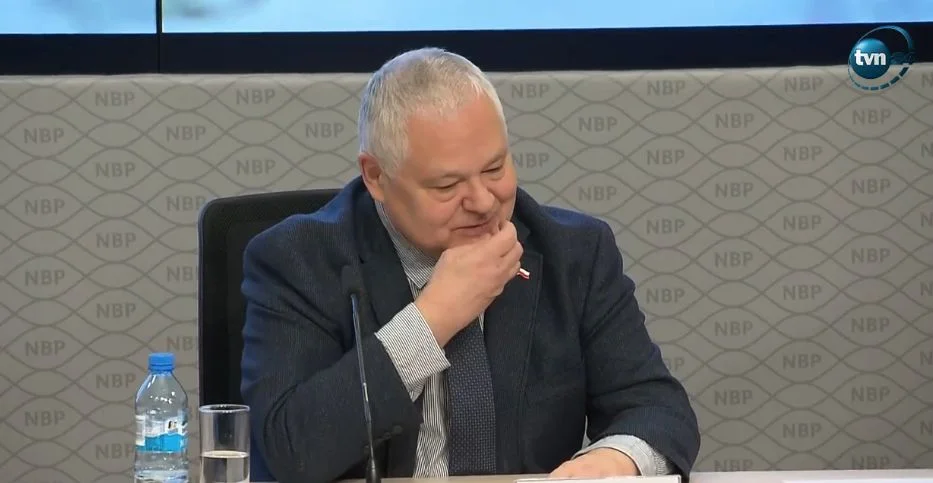 Adam Glapiński podczas konferencji prasowej nt. zarobków pracowników NBP.