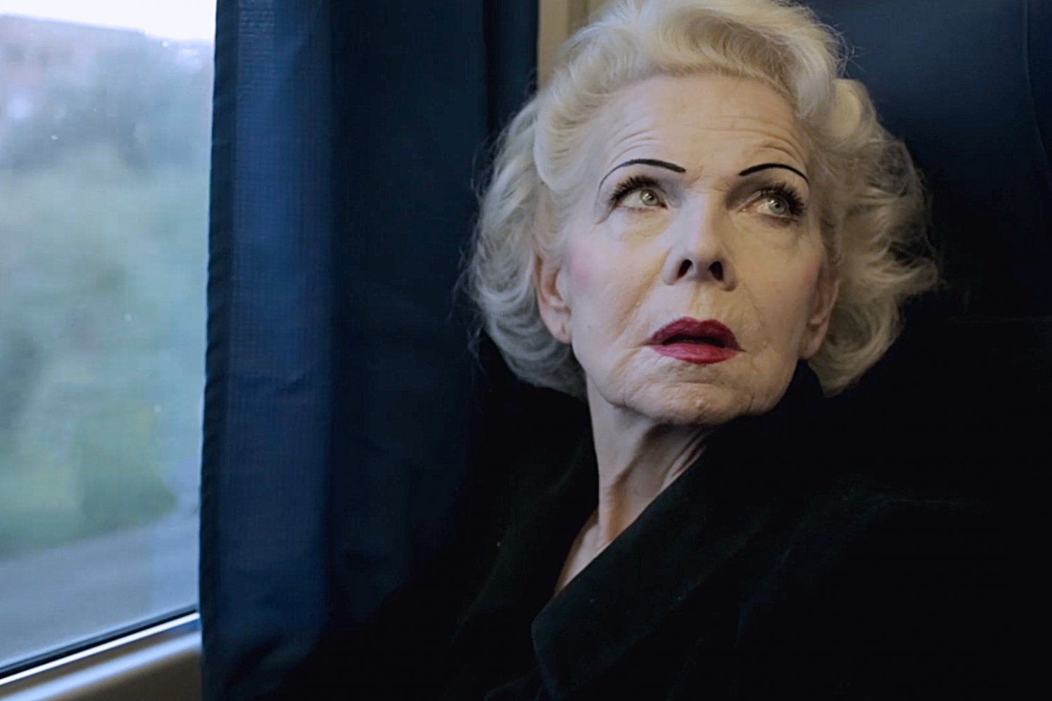 Główną bohaterką "Lekcji miłości", która postanawia przerwać trwający 45 lat toksyczny związek