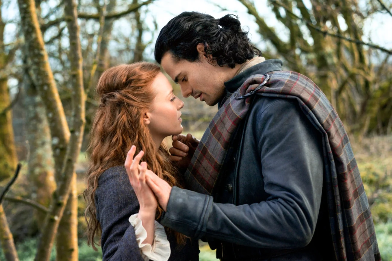 Harriet Slater i Jamie Roy w serialu "Outlander: Krew z krwi"