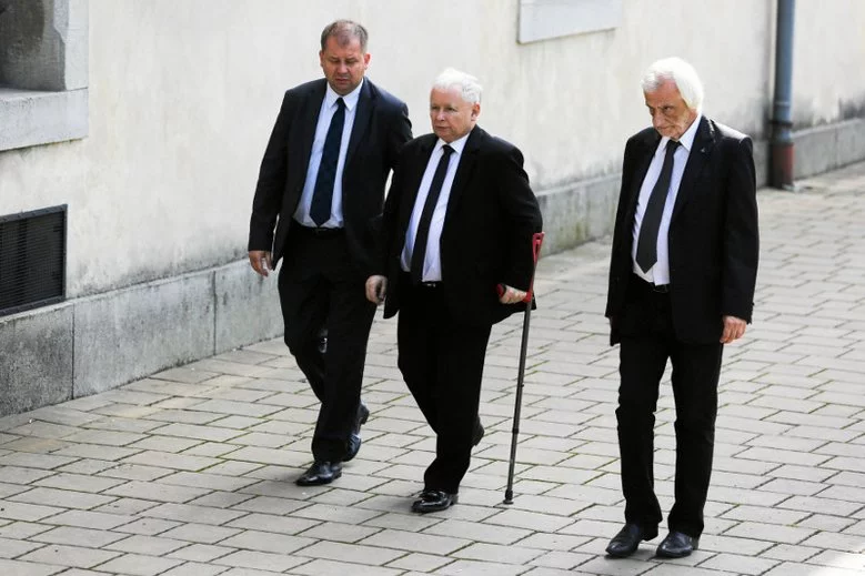 Jarosław Kaczyński przejdzie operację kolana, prawdopodobnie w prywatnej służbie zdrowia.