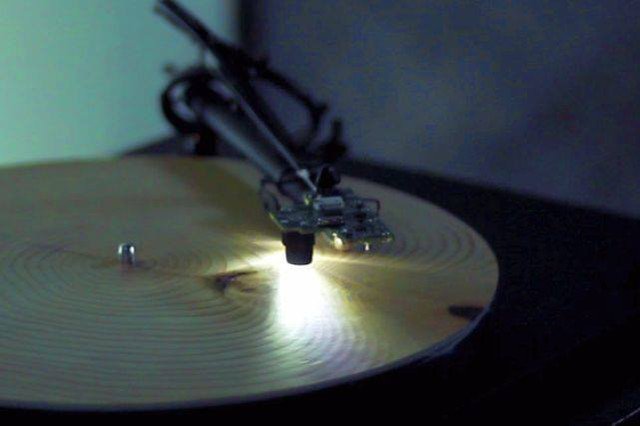 Drewniana muzyka? Gramofon, który odtwarza melodie ze słoi drzew.