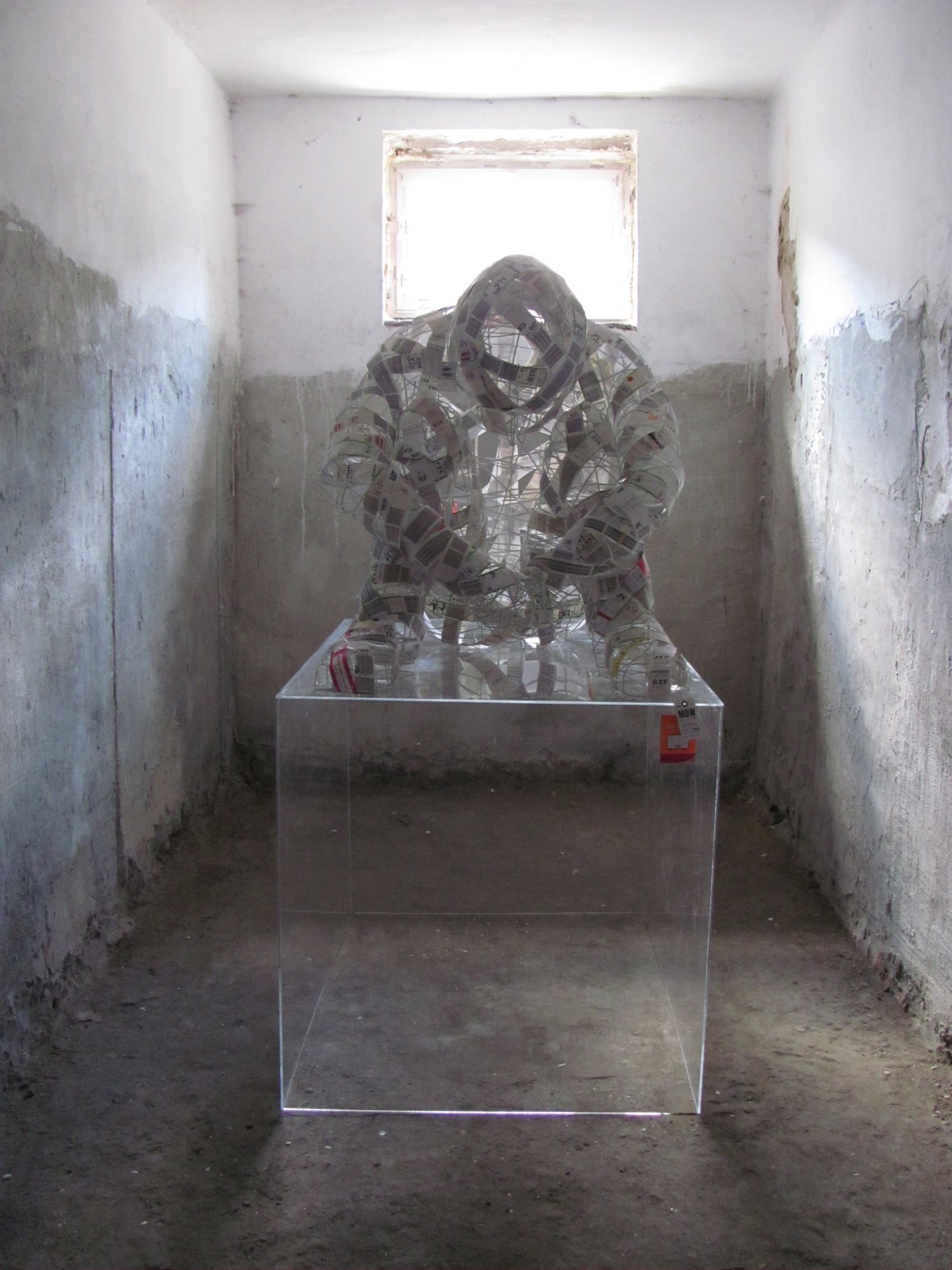 Zuzanna Janin "CHŁOPIEC (Ignacy)", 2009-2013, drut mosiężny spawany na srebro, kolekcja pasków bagażowych z lat 1989-2013 z podróży profesjonalnych artystki (ponad 250 lotów, ).