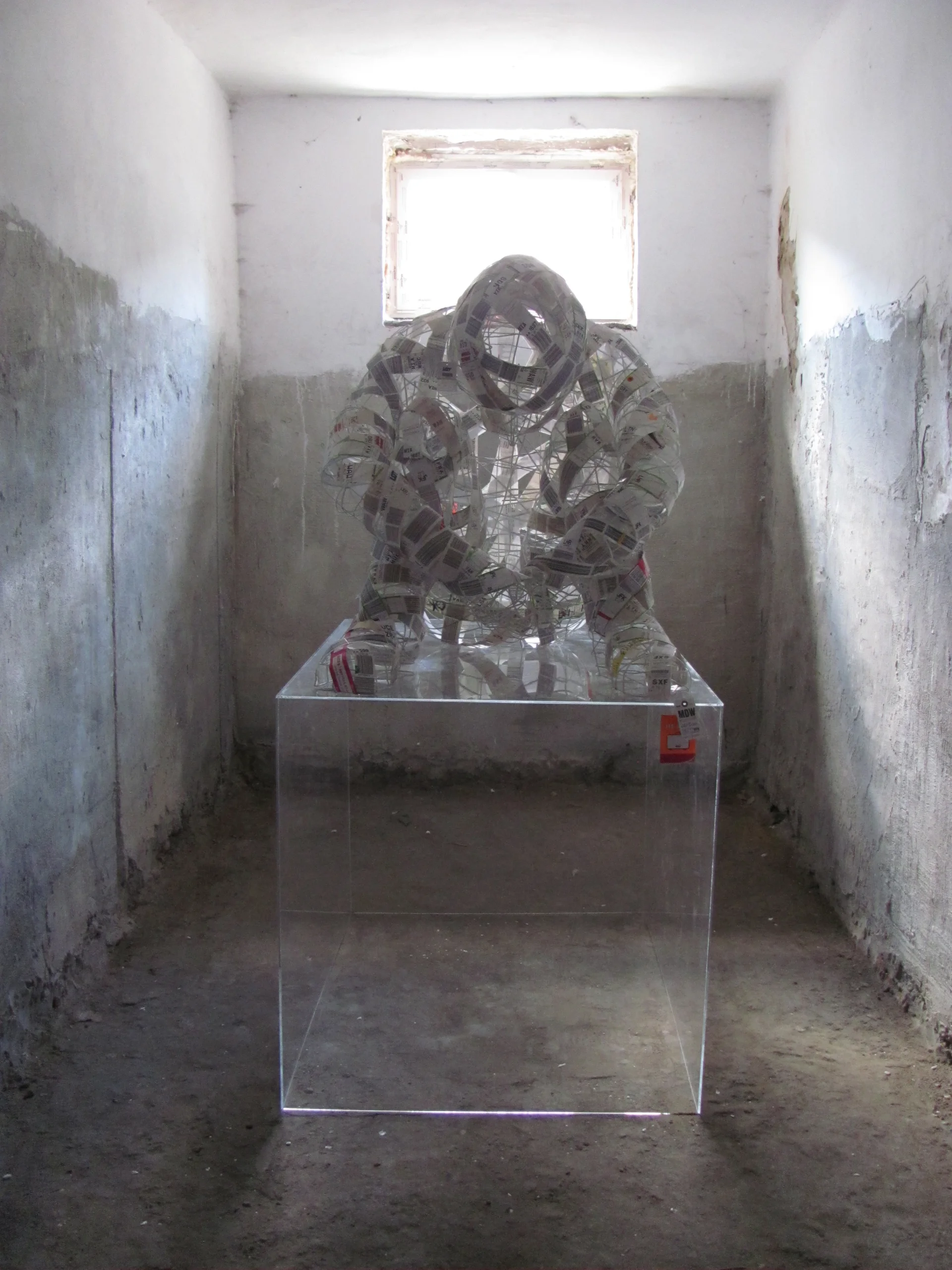 Zuzanna Janin "CHŁOPIEC (Ignacy)", 2009-2013, drut mosiężny spawany na srebro, kolekcja pasków bagażowych z lat 1989-2013 z podróży profesjonalnych artystki (ponad 250 lotów, ).