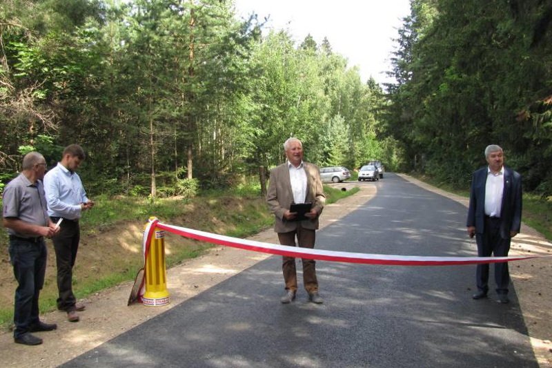 Otwarcie nowego drogi w gminie. Na środku stoi Piotr Sinkiewicz, pewniak do wygranej w wyborach. Po prawej ustępujący Jan Racis.