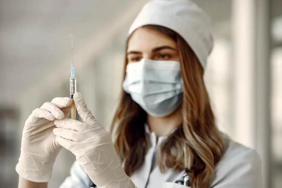 Influvac Tetra, VaxigripTetra i Fluarix Tetra to nazwy trzech szczepionek przeciwko grypie dostępnych na sezon 2020/2021, zalecanych zwłaszcza ze względu na pandemię covid-19. Szczepionka na grypę 2020 – Influvac, Vaxigrip, Fluarix Tetra + refundacja. Wszystko, co warto wiedzieć na ten temat.