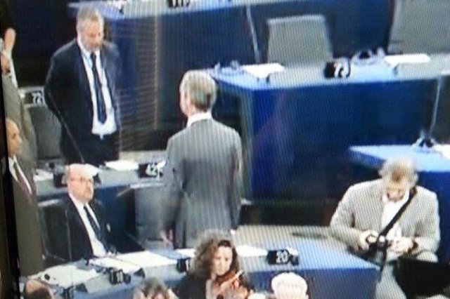 Gdy orkiestra grała "Odę do radości", prof. Ryszard Legutko siedział, a Nigel Farage stał odwrócony plecami