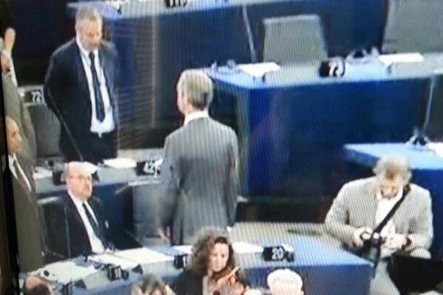 Gdy orkiestra grała "Odę do radości", prof. Ryszard Legutko siedział, a Nigel Farage stał odwrócony plecami