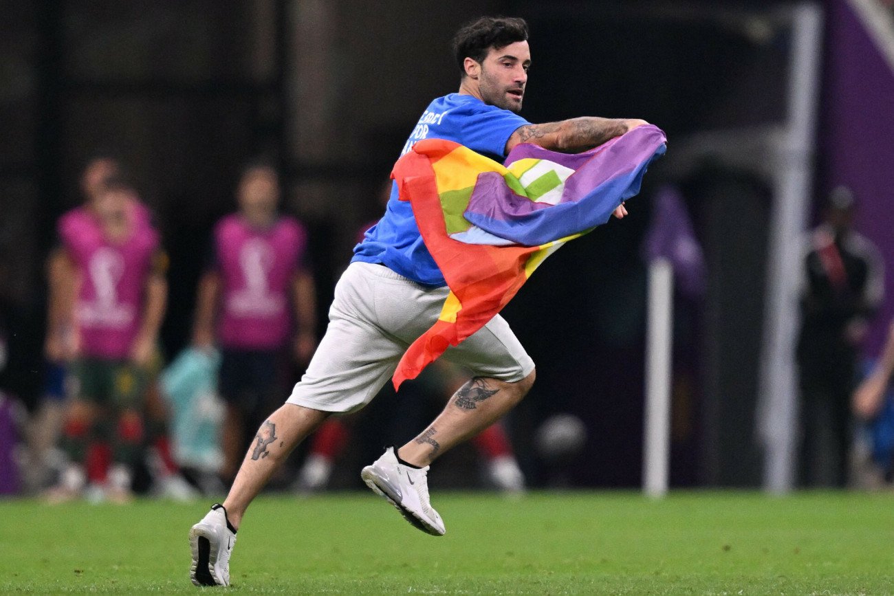 W trakcie meczu Portugalia – Urugwaj mężczyzna wbiegł na boisko z flagą LGBT+ i ważnym przesłaniem na koszulce