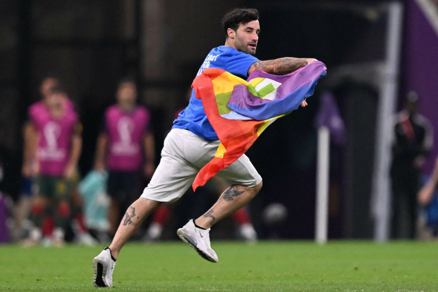 W trakcie meczu Portugalia – Urugwaj mężczyzna wbiegł na boisko z flagą LGBT+ i ważnym przesłaniem na koszulce