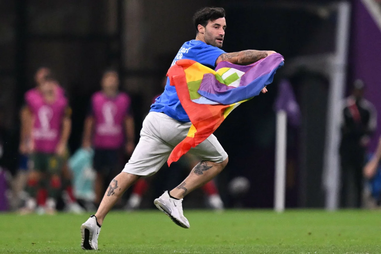 W trakcie meczu Portugalia – Urugwaj mężczyzna wbiegł na boisko z flagą LGBT+ i ważnym przesłaniem na koszulce