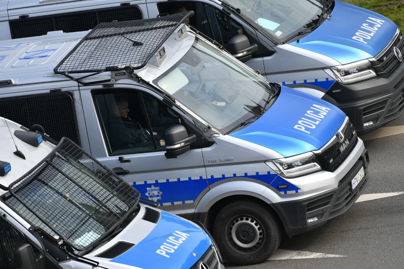 Kolejny ruch ws. zaginięcia Izy Parzyszek. Służby zablokowały autostradę A4 policyjne wozy na drodze