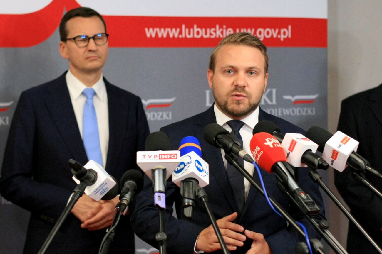 Gorzów Wielkopolski, 13 sierpnia 2022. Konferencja prasowa Mateusza Morawieckiego i Jacka Ozdoby ws. sytuacji w Odrze