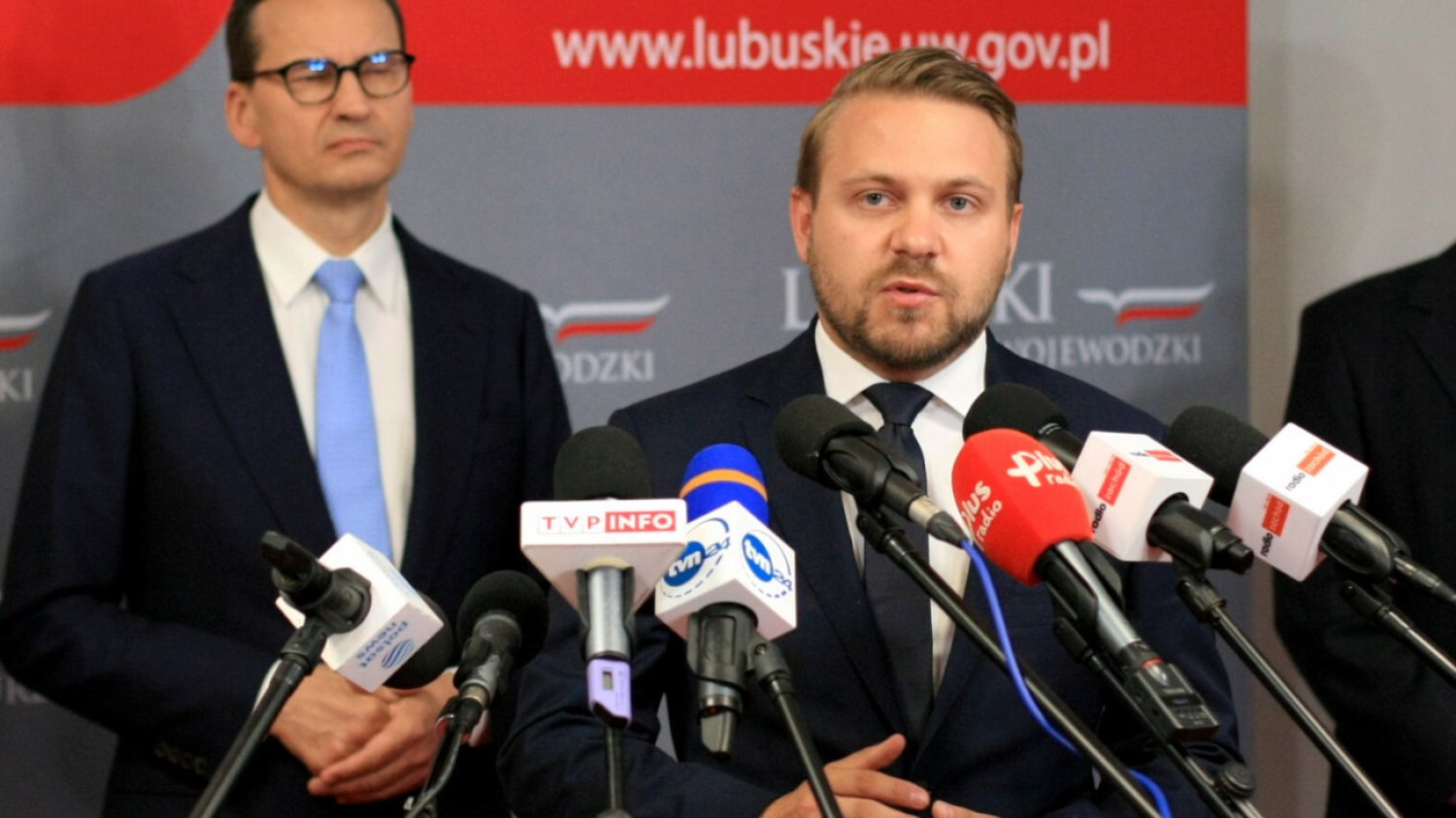 Gorzów Wielkopolski, 13 sierpnia 2022. Konferencja prasowa Mateusza Morawieckiego i Jacka Ozdoby ws. sytuacji w Odrze