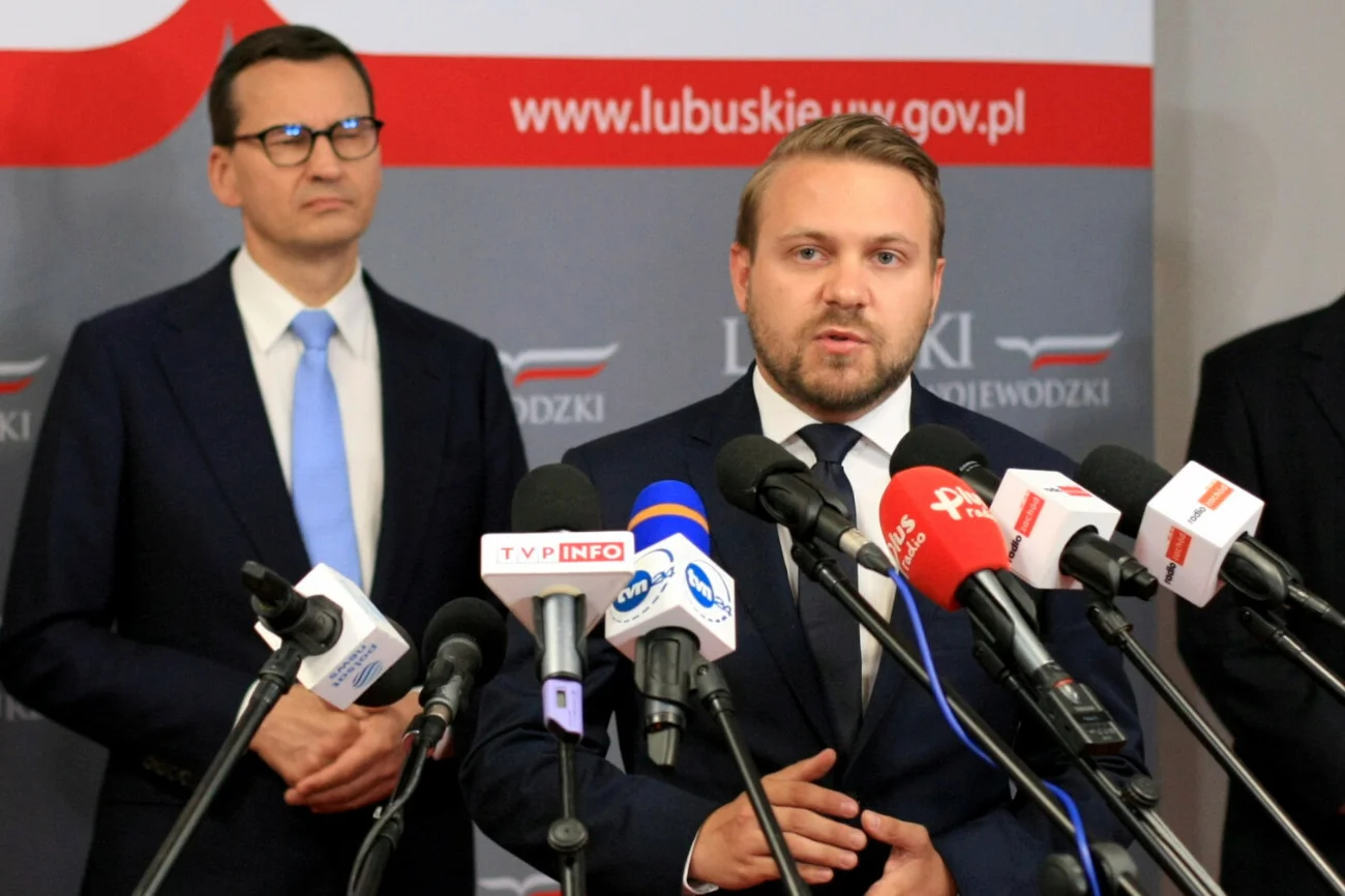 Gorzów Wielkopolski, 13 sierpnia 2022. Konferencja prasowa Mateusza Morawieckiego i Jacka Ozdoby ws. sytuacji w Odrze