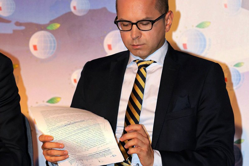 Dziennikarz Rafał Zasuń twierdzi, że poseł PO Michał Szczerba wywołał skandal w męskiej toalecie na Forum Ekonomicznym w Krynicy-Zdroju.