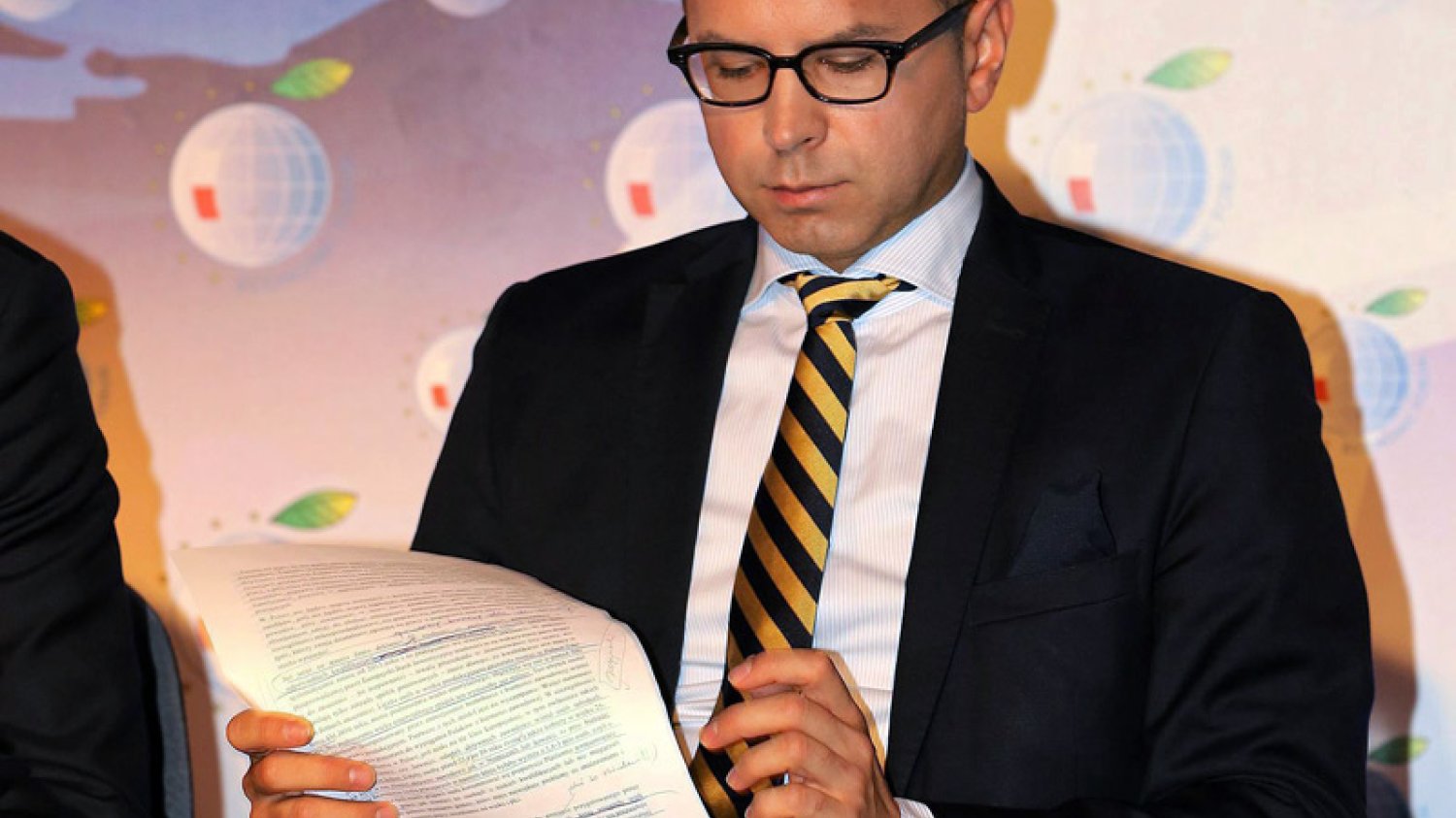 Dziennikarz Rafał Zasuń twierdzi, że poseł PO Michał Szczerba wywołał skandal w męskiej toalecie na Forum Ekonomicznym w Krynicy-Zdroju.