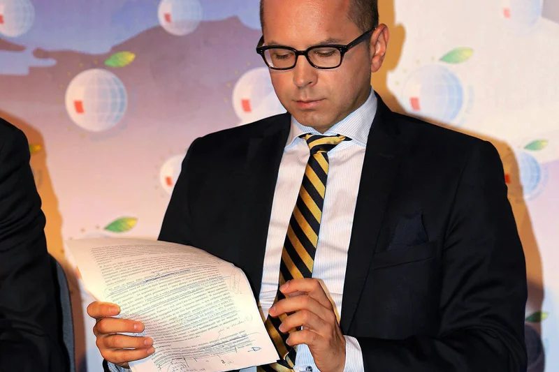 Dziennikarz Rafał Zasuń twierdzi, że poseł PO Michał Szczerba wywołał skandal w męskiej toalecie na Forum Ekonomicznym w Krynicy-Zdroju.