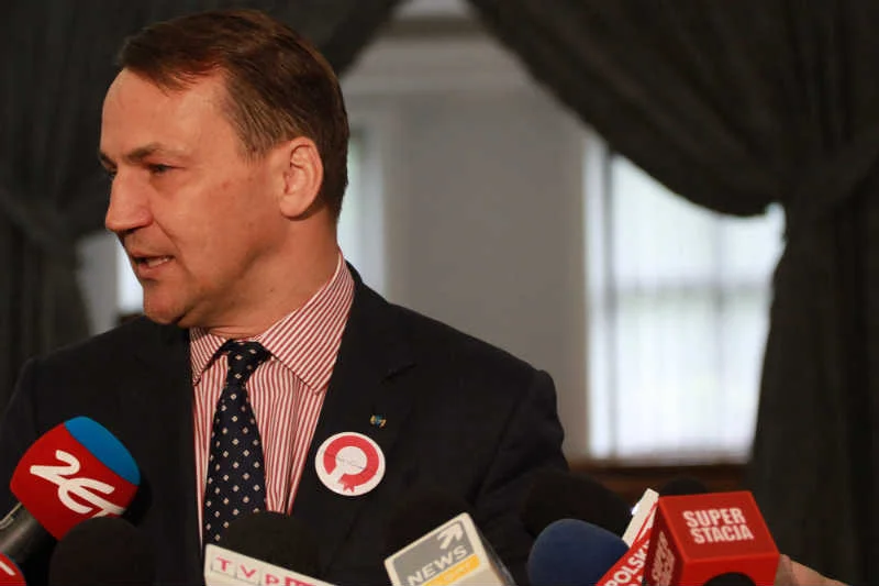 Radosław Sikorski przekonuje, że wygrana PiS skończy się pogorszeniem naszej pozycji międzynarodowej.
