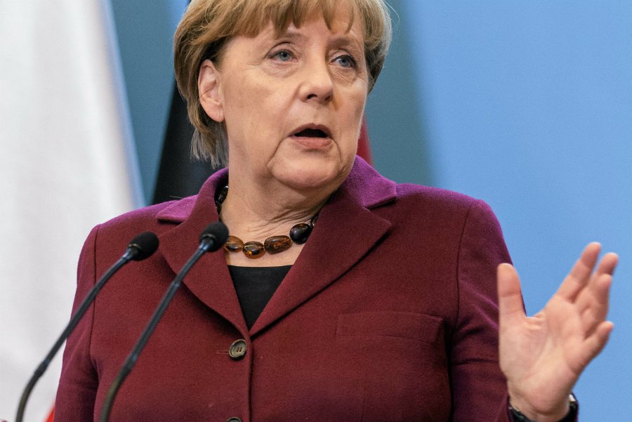 Angela Merkel w opublikowanym w sobotę nagraniu skomentowała polską ustawę o IPN. Odniosła się też do odpowiedzialności Niemiec za Holokaust.