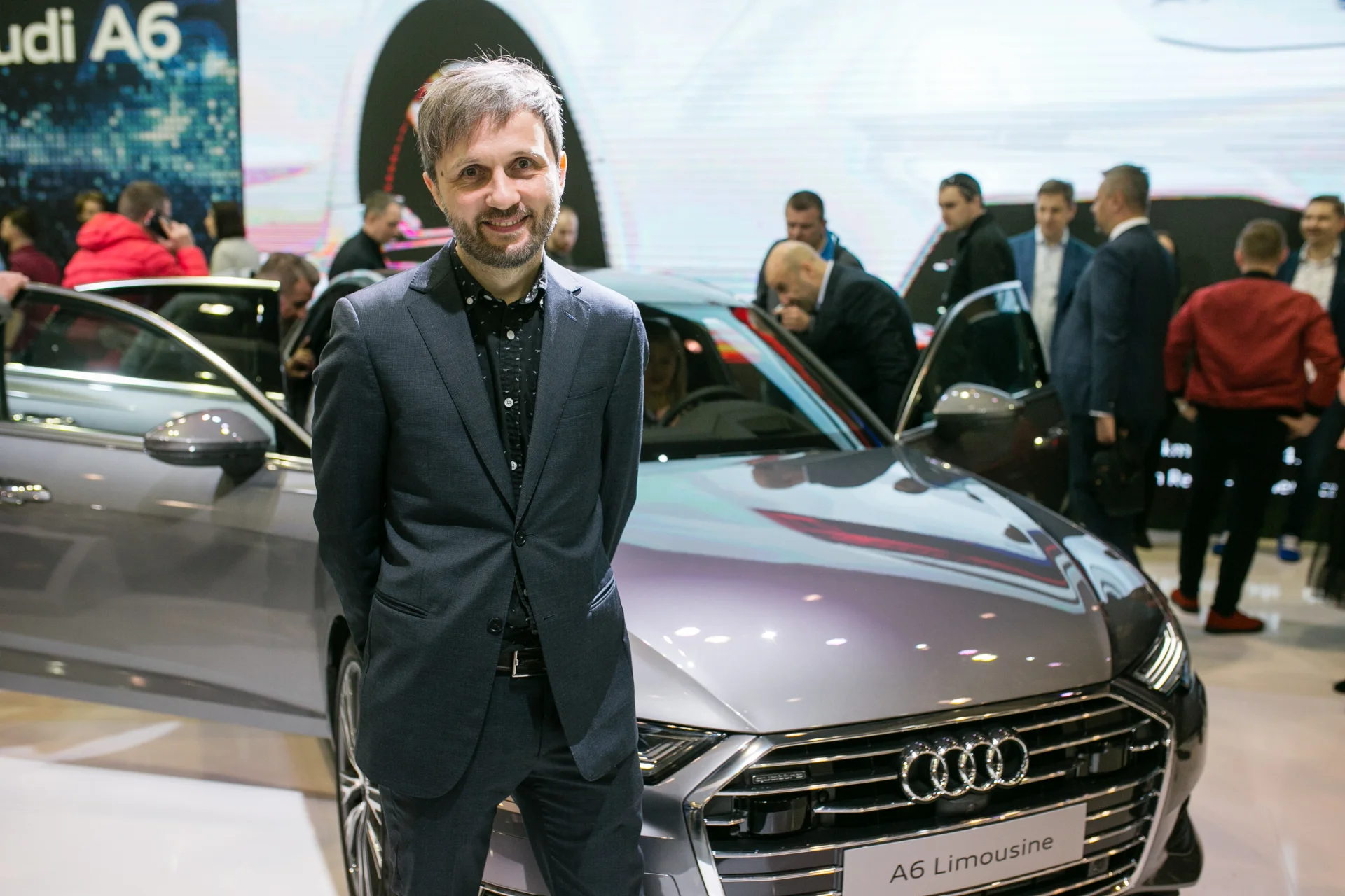 Ten skromny facet to Parys Cybulski, który jest stylistą stojącego za nim Audi A6.