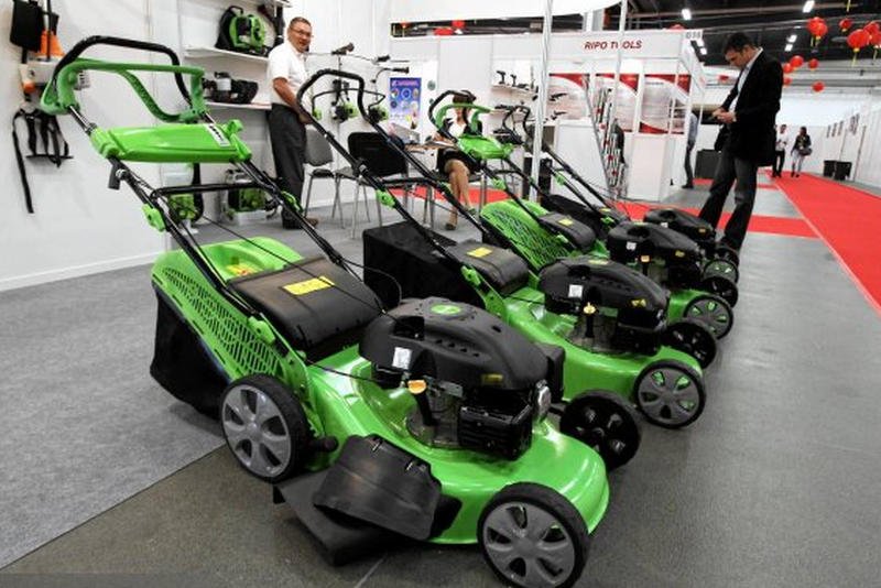 UE wprowadza kolejne ograniczenia. Były żarówki i odkurzacze, teraz pora na kosiarki, piły i kombajny