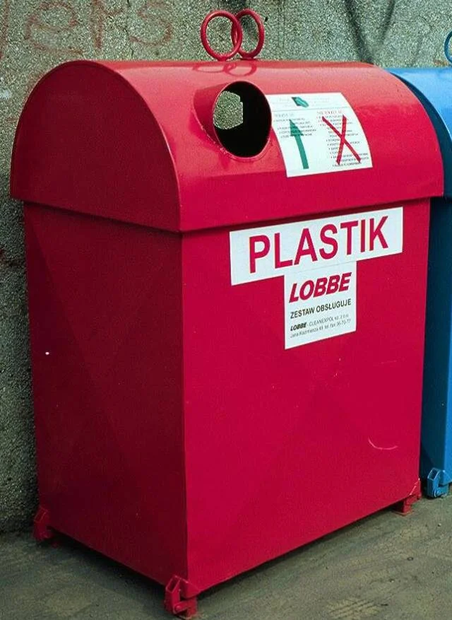 Kontener na odpady, w tym plastik