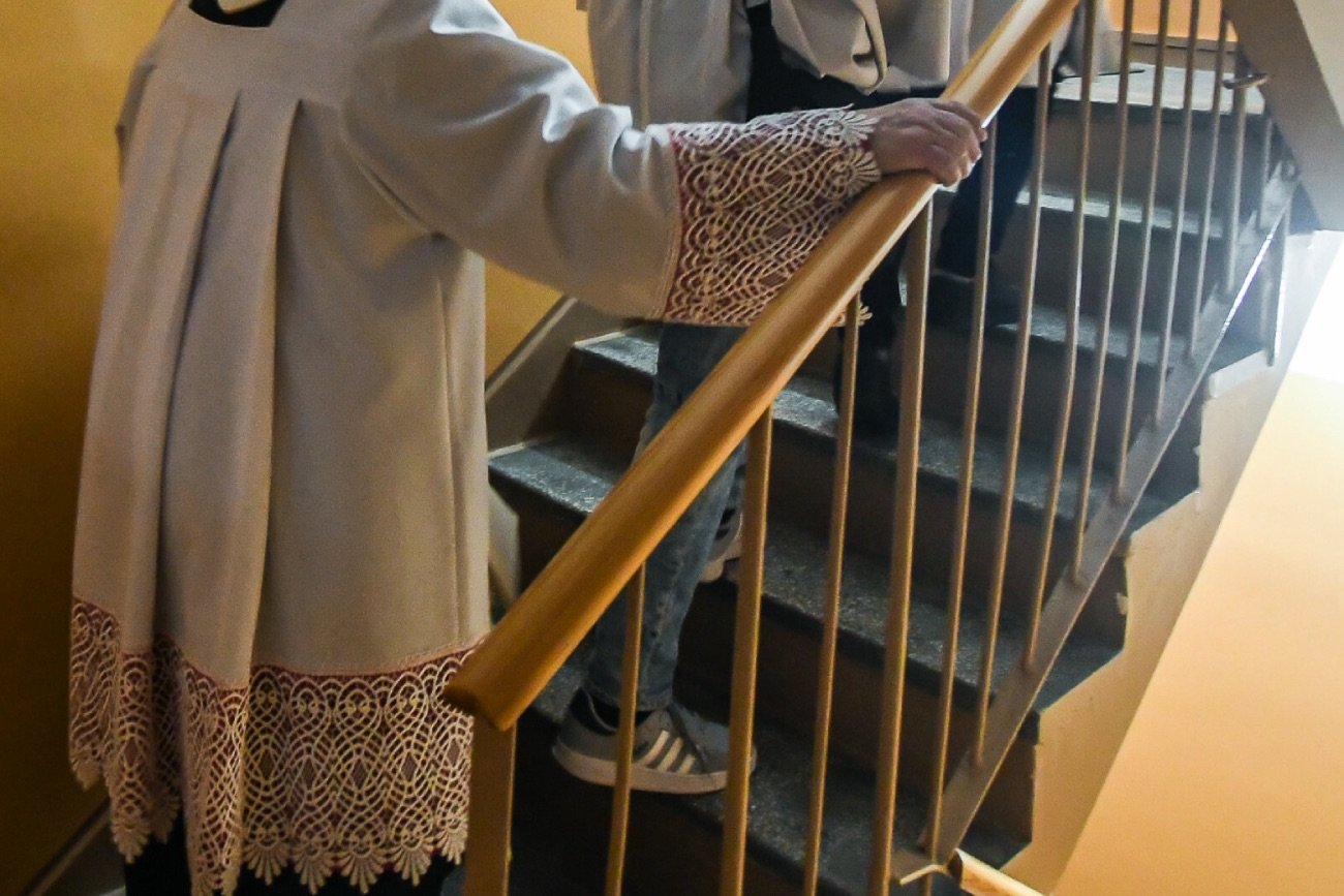 Ksiądz podczas kolędy