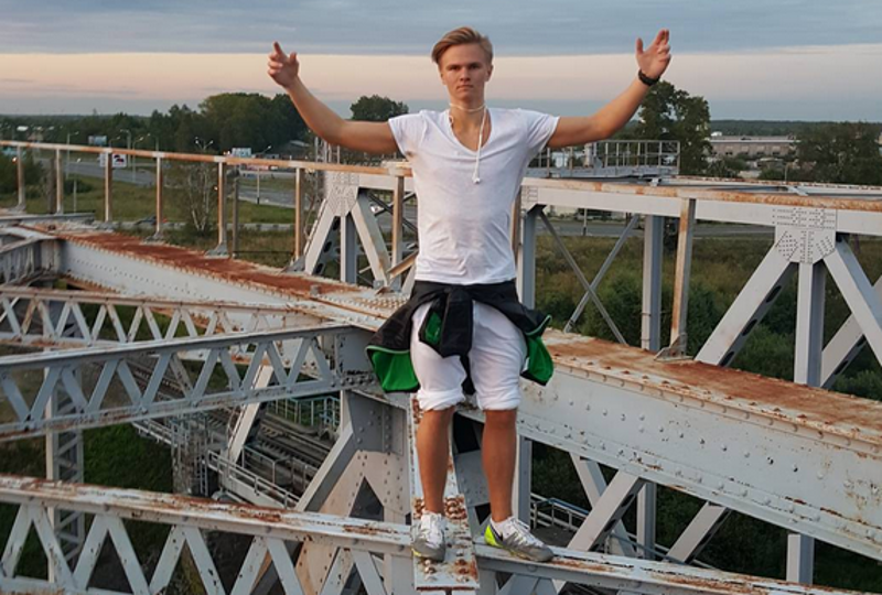 17-latek chciał zrobić sobie selfie. Stał się kolejną ofiarą mody na zdjęcia.