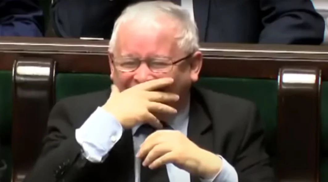 Z czego na tej klatce śmieje się PJK? Nietrudno zguglować: z filmiku z PDT.
Niemiec płakał, jak sprzedawał :)