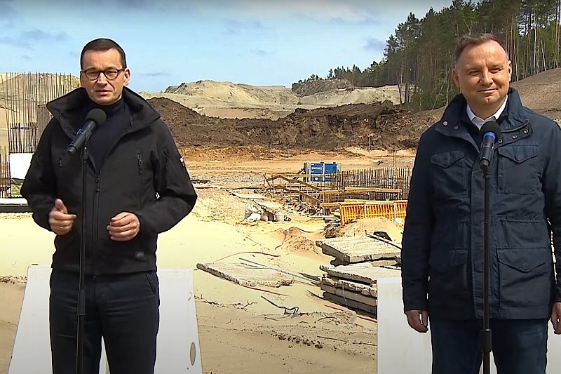 Premier Mateusz Morawiecki i prezydent Andrzej Duda pojawili się w miejscu przekopu Mierzei Wiślanej.