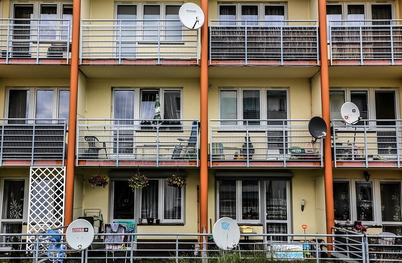 Na balkonie (nawet własnym) trzeba zachować umiar. Nie wszystko jest dozwolone i można dostać mandat. Zdjęcie poglądowe.