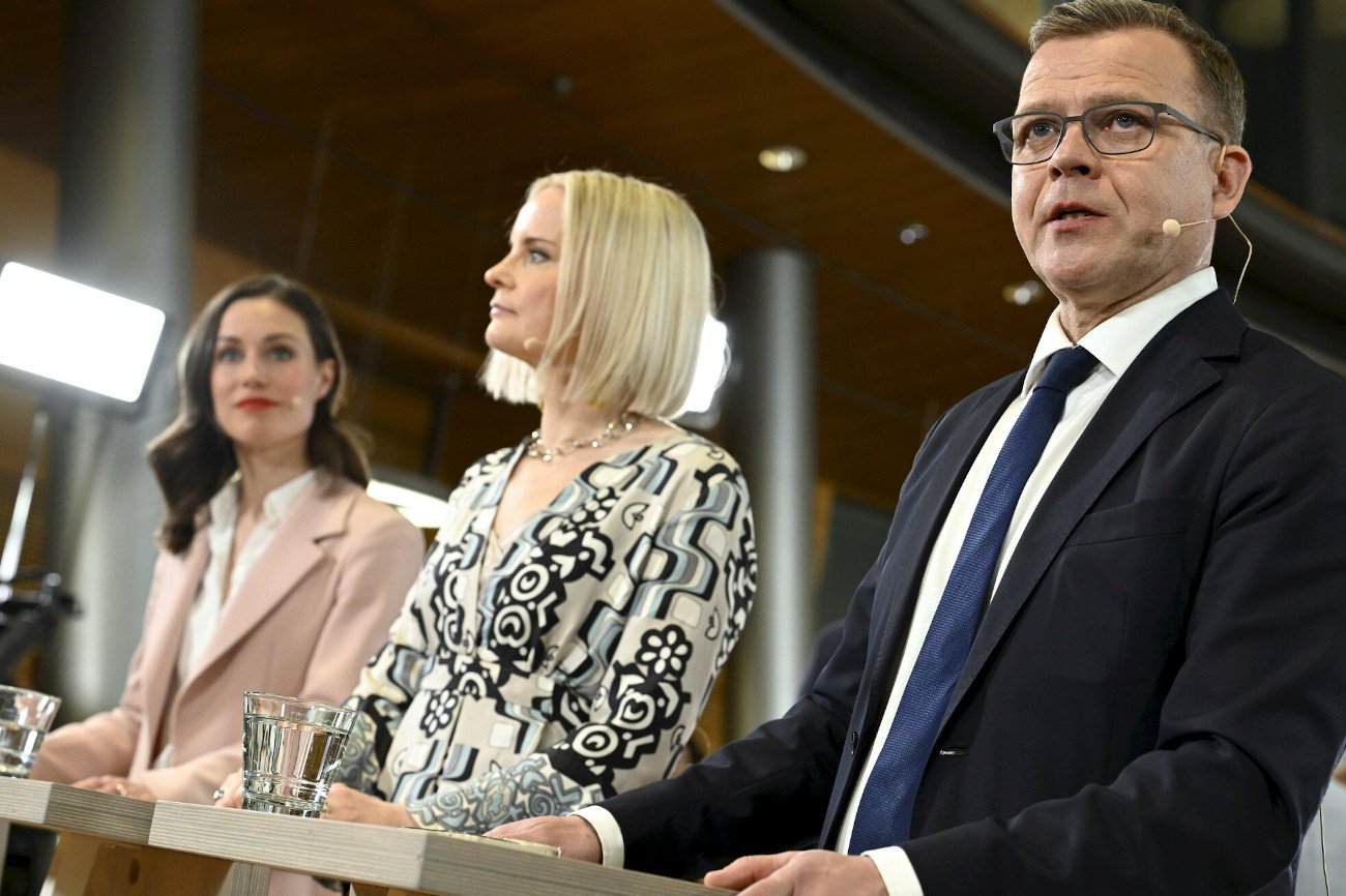 Premier Finlandii Sanna Marin przegrała wybory parlamentarne. Zwyciężyła Narodowa Partia Koalicyjna Petteri Orpo (po prawej). Druga była Partia Finów Riikki Purry (w środku).