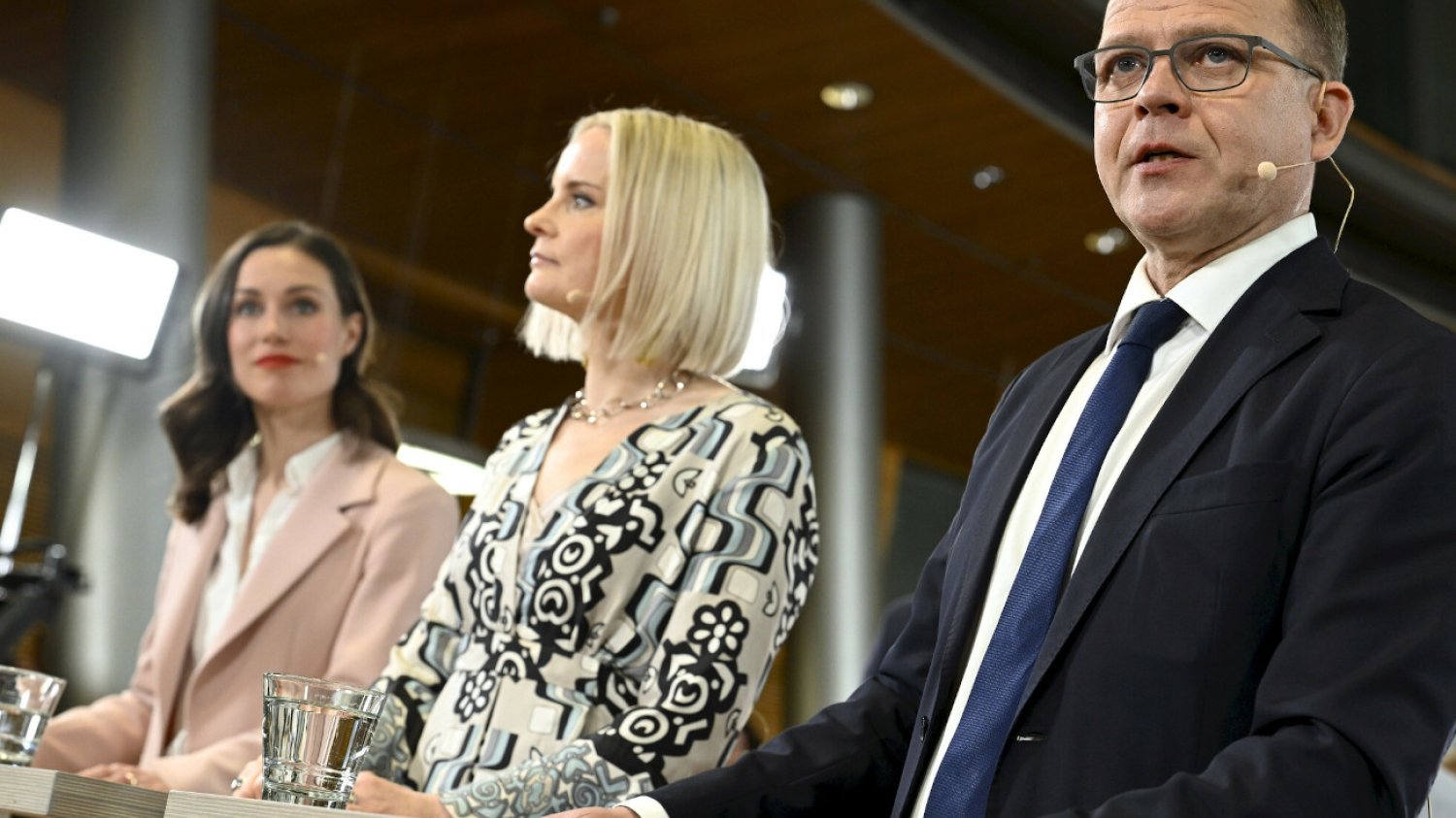 Premier Finlandii Sanna Marin przegrała wybory parlamentarne. Zwyciężyła Narodowa Partia Koalicyjna Petteri Orpo (po prawej). Druga była Partia Finów Riikki Purry (w środku).