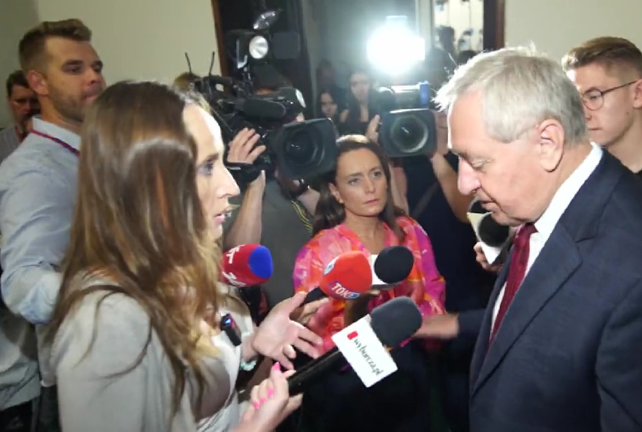 Henryk Kowalczyk dociśnięty ws. afery wizowej. Próbował uciec przed prasą.