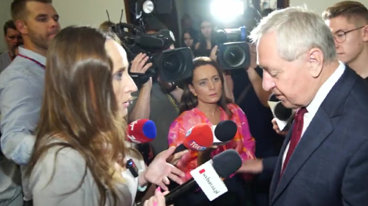 Henryk Kowalczyk dociśnięty ws. afery wizowej. Próbował uciec przed prasą.