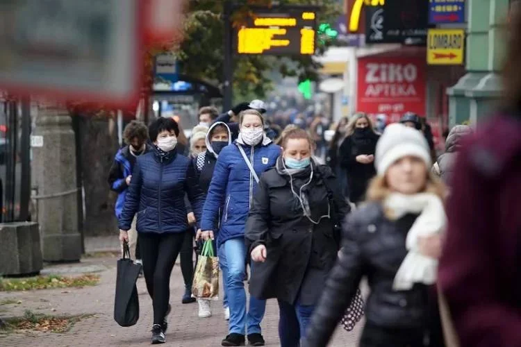 Koniec obowiązku noszenia maseczek na zewnątrz? Spełniliśmy warunek rządu.