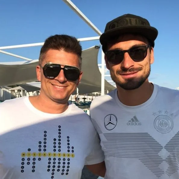 Mateusz Borek z Matsem Hummelsem podczas mundialu w Rosji.